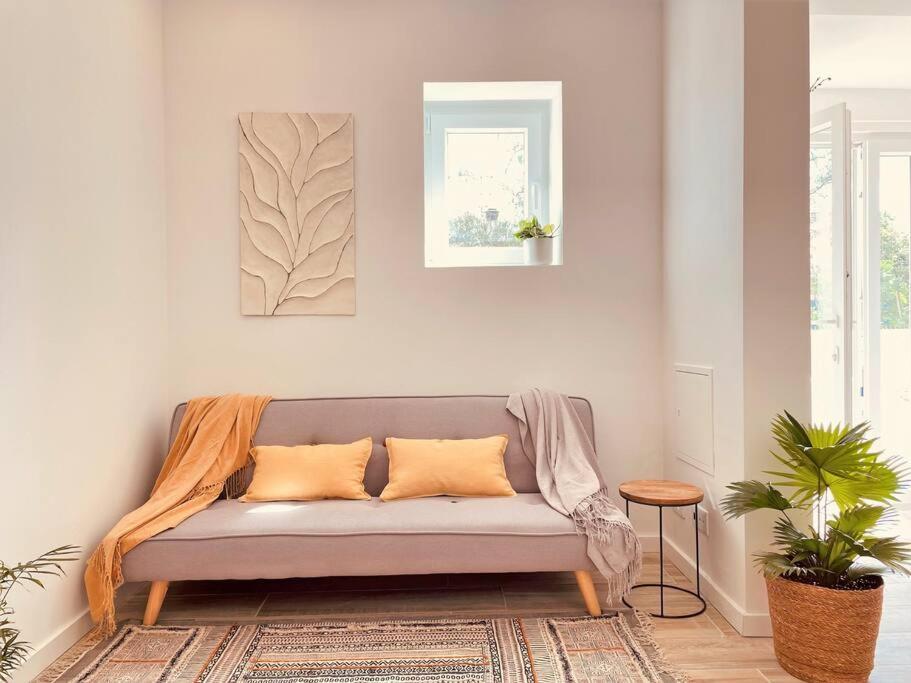 Cozy Apartment With Private Courtyard Barcarena Exterior photo