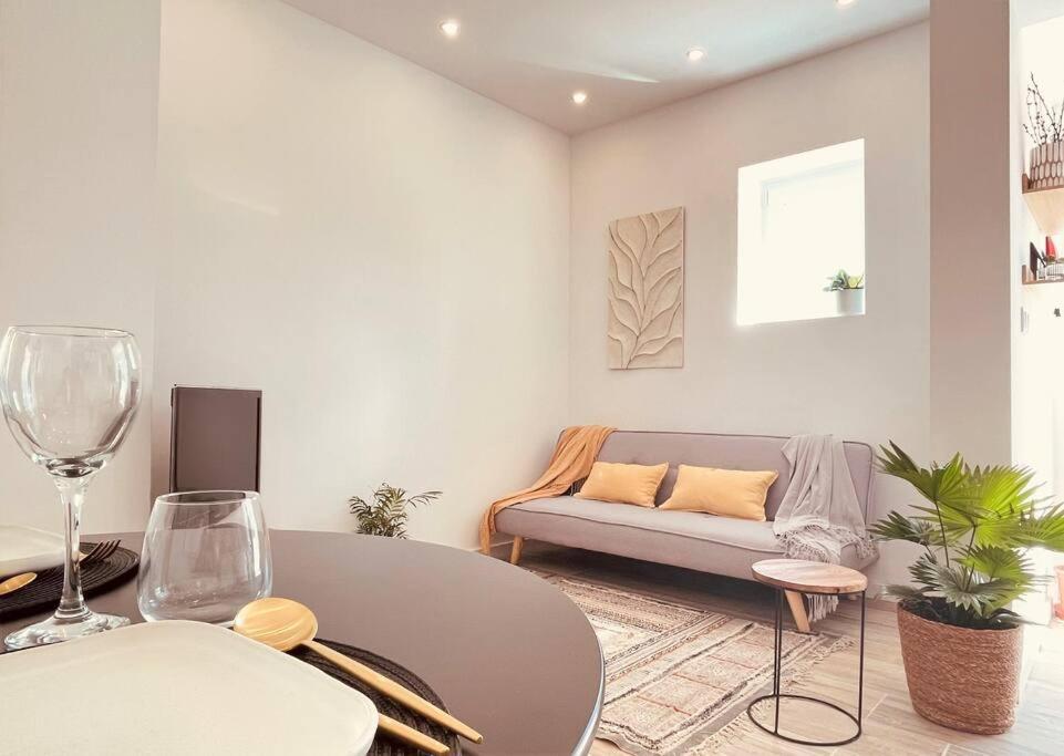 Cozy Apartment With Private Courtyard Barcarena Exterior photo