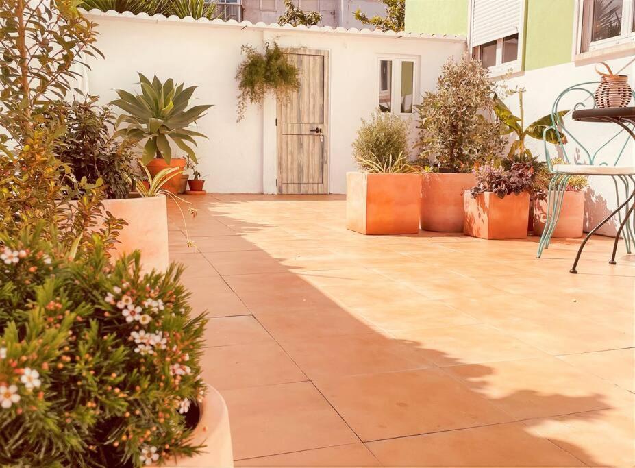 Cozy Apartment With Private Courtyard Barcarena Exterior photo