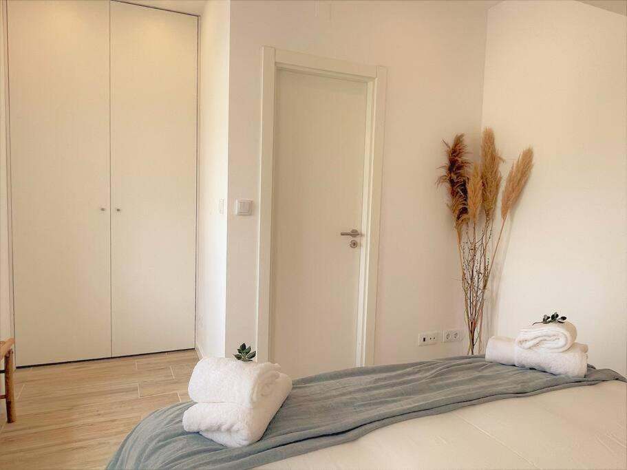 Cozy Apartment With Private Courtyard Barcarena Exterior photo